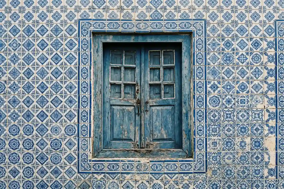 Detalhe da fachada de azulejos portugueses de um casarão em São Luís