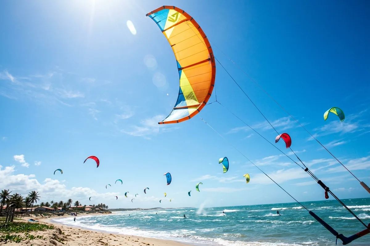 Velas de kitesurf no céu de Icaraizinho de Amontada em dia de vento