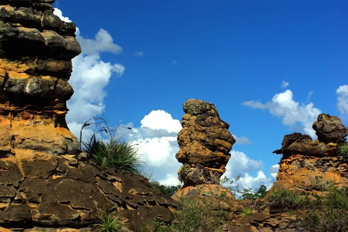 Torres de arenito esculpidas pela erosão no Parque Nacional de Sete Cidades, no Piauí, sob céu azul com nuvens