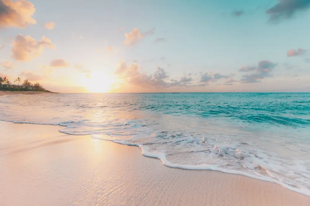 Praia tropical paradisíaca com areia branca e águas cristalinas no Nordeste