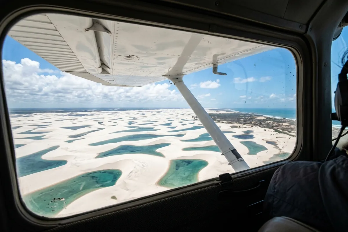 Vista da janela do avião monomotor durante o sobrevoo dos Lençóis