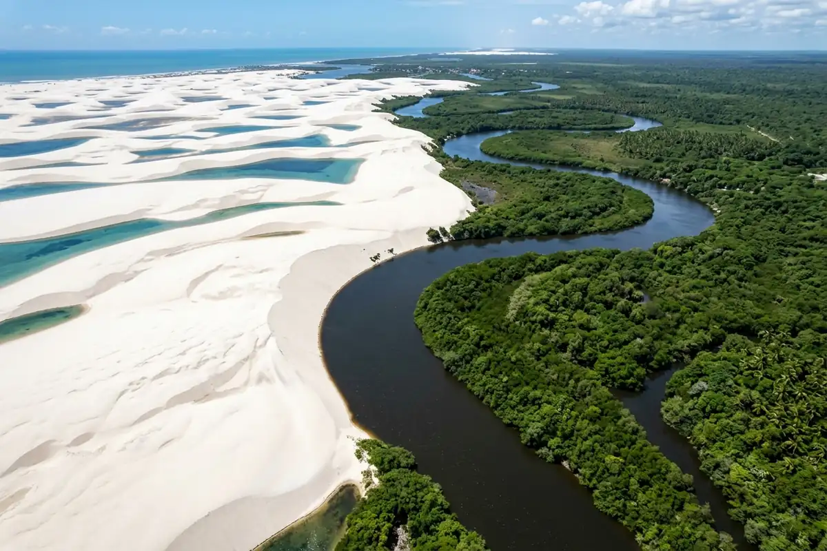 Encontro das dunas dos Lençóis com o rio Preguiças visto do alto