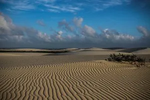 Vista panorâmica da praia da vila de Jericoacoara com jangadas e mar azul no Ceará