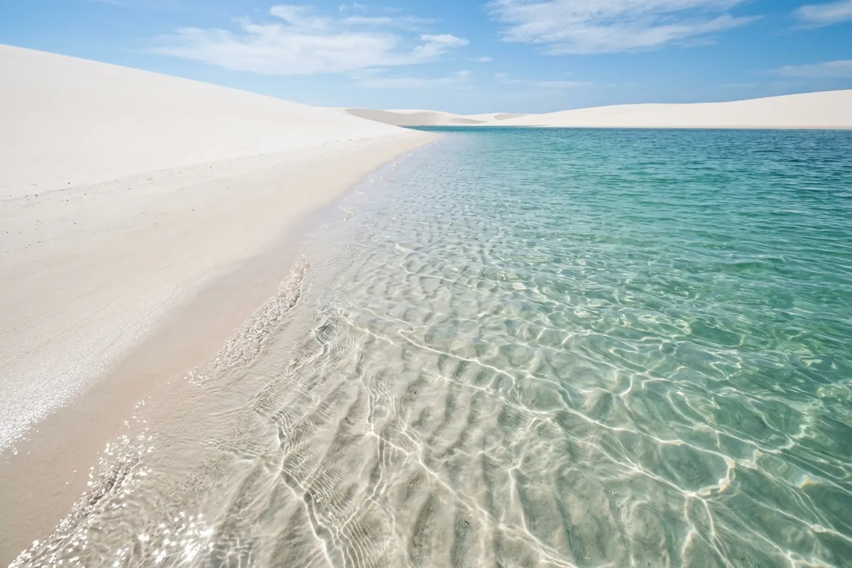 Água transparente da Lagoa do Junco com a areia do fundo visível
