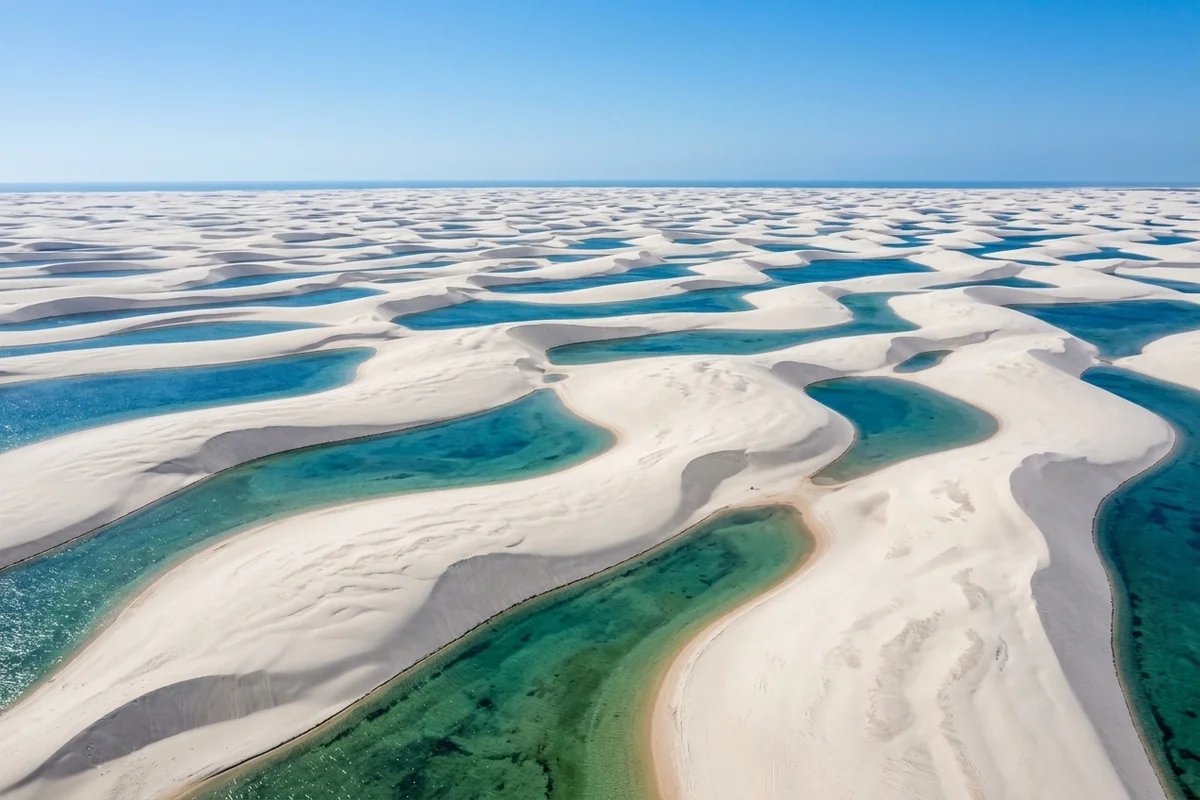 Lagoas cheias entre as dunas na melhor época para ir aos Lençóis Maranhenses
