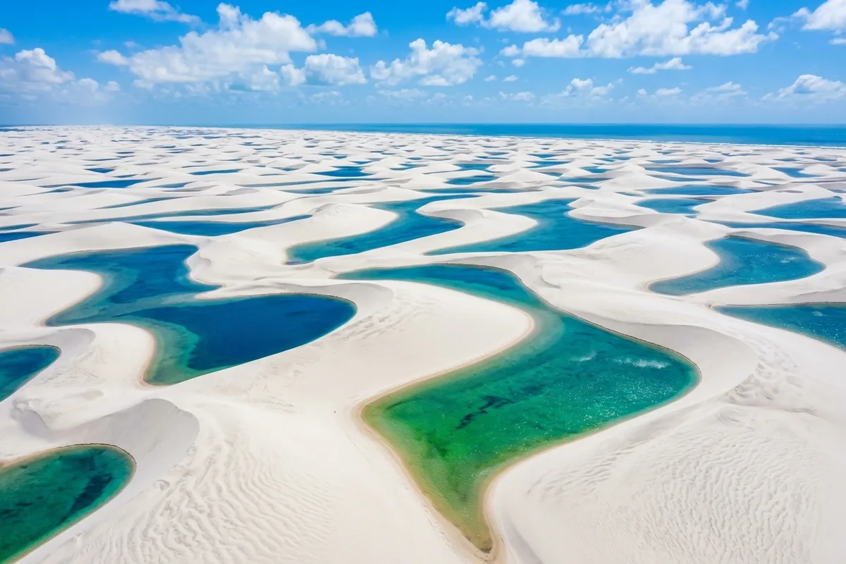 Lagoas cheias entre dunas vistas do alto em julho nos Lençóis Maranhenses