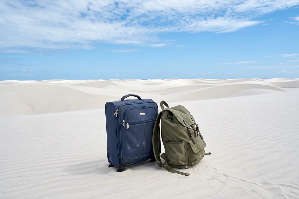 Mala flexível pequena e mochila sobre a areia, bagagem ideal para pacote Lençóis Maranhenses